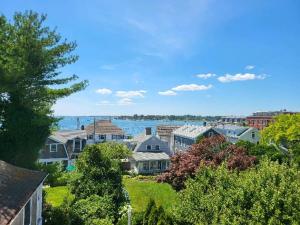 uma vista para uma cidade com casas e a água em Borough Beach Apartment em Stonington