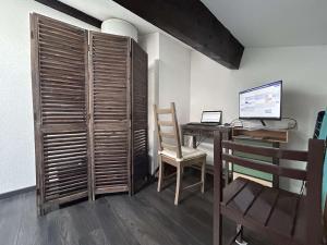 a room with a desk with a computer and a chair at Mazet rénové à Ste-Maxime, 3 pièces, 6 couchages, centre-ville, plage à 500m - FR-1-226-517 in Sainte-Maxime