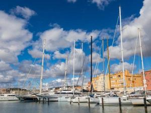 grupa łodzi zakotwiczona w porcie z budynkiem w obiekcie Studio Cabine au Calme, Proche Port et Plage, Parking Gratuit - FR-1-723-96 w Cap d'Agde