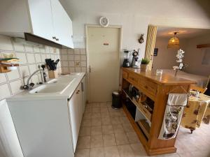 Kuchyňa alebo kuchynka v ubytovaní Appartement cosy avec balcon et garage à Balaruc-les-Bains - FR-1-503-172 + 4 fotografie