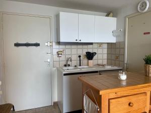 Kuchyňa alebo kuchynka v ubytovaní Appartement cosy avec balcon et garage à Balaruc-les-Bains - FR-1-503-172