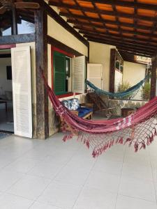 a hammock on the side of a house at Búzios Casa de Família - Bosque de Geribá in Búzios