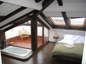 1 dormitorio con cama y bañera en Villa Jovan, en Ohrid