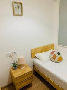 1 dormitorio con 1 cama y 1 mesa con lámpara en 森林城市 6999 Homestay【小温馨】@ 免税岛 Legoland JB SG en Gelang Patah