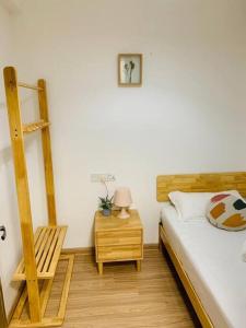 a bedroom with a bed and a wooden ladder at 森林城市 6999 Homestay【小温馨】@ 免税岛 Legoland JB SG in Gelang Patah