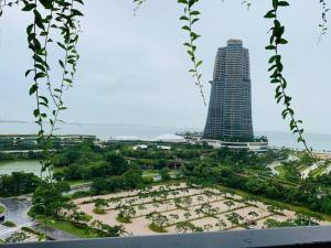 una vista di una città con un edificio alto di 森林城市 6999 Homestay【小温馨】@ 免税岛 Legoland JB SG a Gelang Patah