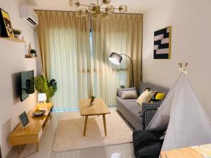 un soggiorno con un divano e un tavolo di 森林城市 6999 Homestay【小温馨】@ 免税岛 Legoland JB SG a Gelang Patah