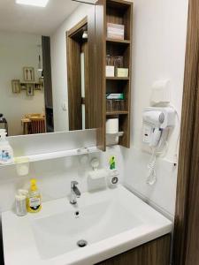 un bagno con un lavandino e un grande specchio di 森林城市 6999 Homestay【小温馨】@ 免税岛 Legoland JB SG a Gelang Patah