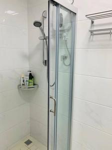 een douche met een glazen deur in de badkamer bij 森林城市 6999 Homestay【小温馨】@ 免税岛 Legoland JB SG in Gelang Patah