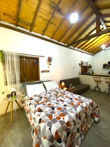 sypialnia z dużym łóżkiem i kanapą w obiekcie Chale Pepe w mieście Carrancas