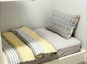 Ein Bett oder Betten in einem Zimmer der Unterkunft Big family getaway! can accommodate up to 14 guest