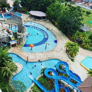 Tầm nhìn ra hồ bơi gần/tại Deluxe Studio Bayou Waterpark with Private Jacuzzi and Free Tickets