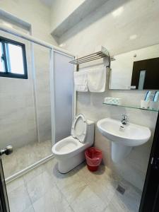 y baño con aseo y lavamanos. en Penghu Happy House, en Magong
