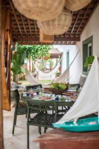 una mesa al aire libre con sillas y un bol de fruta. en Casa Kala "Uma experiência beira-mar", en Porto de Galinhas