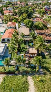 una vista aérea de una casa con palmeras en Casa Kala "Uma experiência beira-mar" en Porto De Galinhas