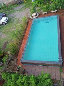 una vista aérea de una piscina en un patio en Kwan Eng Homestay, en Phayao