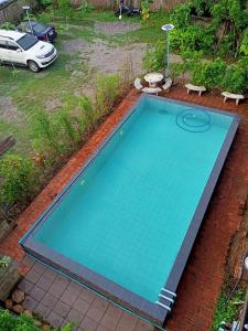 una vista aérea de una piscina en Kwan Eng Homestay, en Phayao
