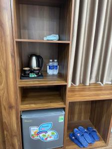 ハノイにあるHanvet Boutique Hotelの冷蔵庫(木製の棚付)