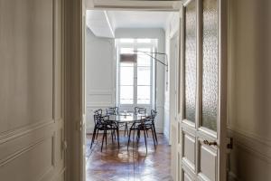 jadalnia ze stołem i krzesłami w obiekcie Appartement design au coeur de Rennes w mieście Rennes