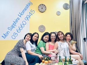 Eine Gruppe von Frauen, die sich für ein Bild auf einer Party posieren in der Unterkunft Mon Sapphire Homestay * View Sea and Poem Mountain in Hạ Long