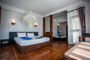 Łóżko lub łóżka w pokoju w obiekcie Phitharom PP Resort