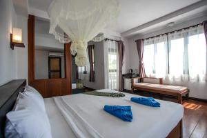 Łóżko lub łóżka w pokoju w obiekcie Phitharom PP Resort