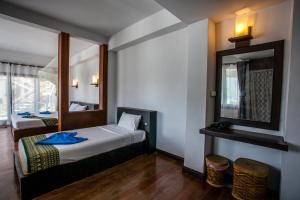 Łóżko lub łóżka w pokoju w obiekcie Phitharom PP Resort