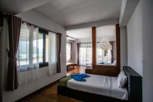 una stanza d'albergo con un letto e uno specchio di Phitharom PP Resort a Phi Phi Don