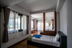 皮皮島的住宿－皮皮島比特洛姆度假酒店，酒店客房,配有床和镜子