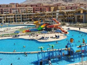 The swimming pool at or close to بورتو السخنه الكاربيان العاب مائيه - عائلات فقط