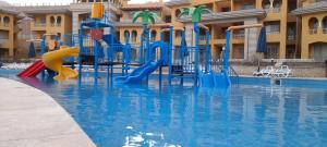 The swimming pool at or close to بورتو السخنه الكاربيان العاب مائيه - عائلات فقط