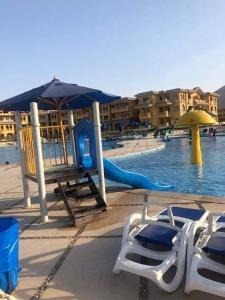 The swimming pool at or close to بورتو السخنه الكاربيان العاب مائيه - عائلات فقط