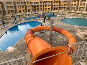 The swimming pool at or close to بورتو السخنه الكاربيان العاب مائيه - عائلات فقط