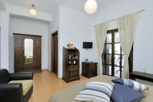 A television and/or entertainment centre at Enalion Hotel