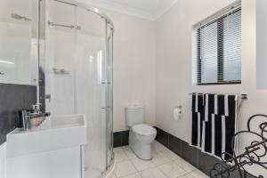 古尔瓦Cadell Street Apartments Goolwa的配有马桶、水槽和淋浴的浴室