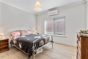 Cadell Street Apartments Goolwa客房内的一张或多张床位