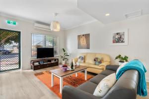 古尔瓦Cadell Street Apartments Goolwa的带沙发和桌子的客厅
