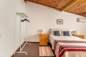 1 dormitorio con 2 camas y techo de madera en Dalyan Holiday Hotel, en Ortaca
