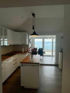 Eldhús eða eldhúskrókur á Seafront Apartment Strunjan