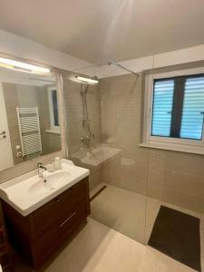 Baðherbergi á Seafront Apartment Strunjan