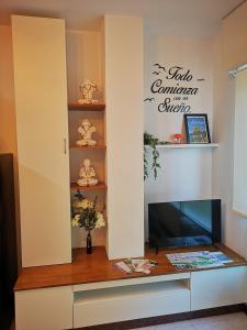 Televízia a/alebo spoločenská miestnosť v ubytovaní Apartamento Alecrin Padrón + 10 fotografií
