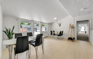 - une salle à manger avec une table et des chaises dans l'établissement 8 Bedroom Cozy Home In Henne, à Henne