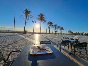una bandeja de comida sentada en una mesa en la playa en 3 bedroom flat with wifi, en Valencia