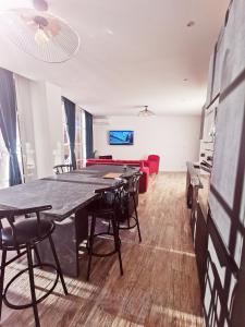 - une chambre avec une table, des chaises et un canapé dans l'établissement Appartement dans Village vacances vue mer, à Saint-Raphaël