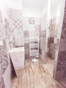La salle de bains est pourvue d'un lavabo et d'une douche. dans l'établissement Appartement dans Village vacances vue mer, à Saint-Raphaël