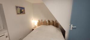 een kleine kamer met een bed in een kleine kamer bij Appartement 5 personnes à 100 m de la plage in Berck-sur-Mer
