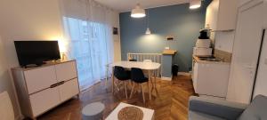 een kleine woonkamer met een tafel en een keuken bij Appartement 5 personnes à 100 m de la plage in Berck-sur-Mer