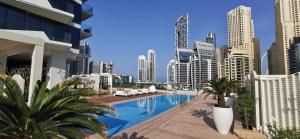 Bazén v ubytování Magnificient Marina views - Luxury Dubai Apartment nebo v jeho okolí