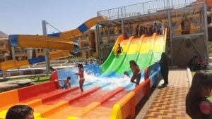um grupo de pessoas brincando em um parque aquático em شقه للايجار بورتو السخنه ألعاب مائية فرش مميز فندقي مكيفه em Ain Sokhna