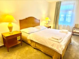 1 dormitorio con 1 cama con 2 toallas en Hotel Majovey, en Žilina